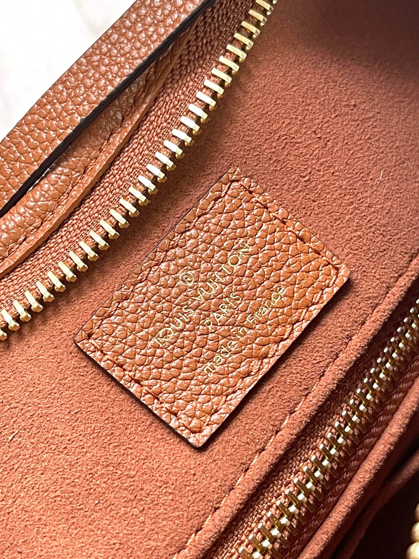 BOLSO DE MANO PM 29 EN PIEL COÑAC CON MONOGRAMA IMPRESO Y LOGOTIPO DORADO