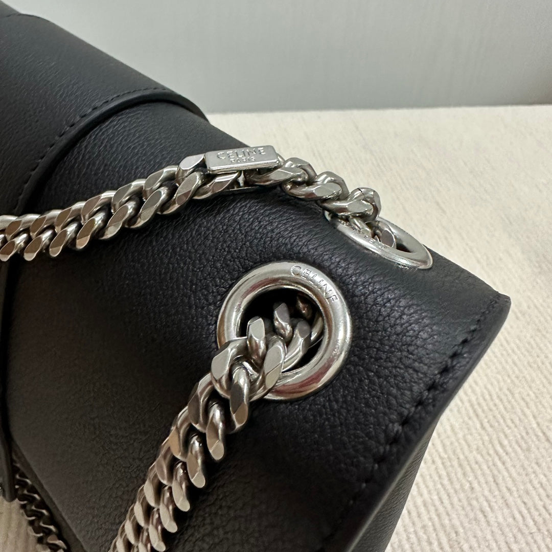 BOLSO MEDIANO VICTOIRE 25 EN PIEL DE BECERRO FLEXIBLE NEGRA, HERRAJES PLATEADOS