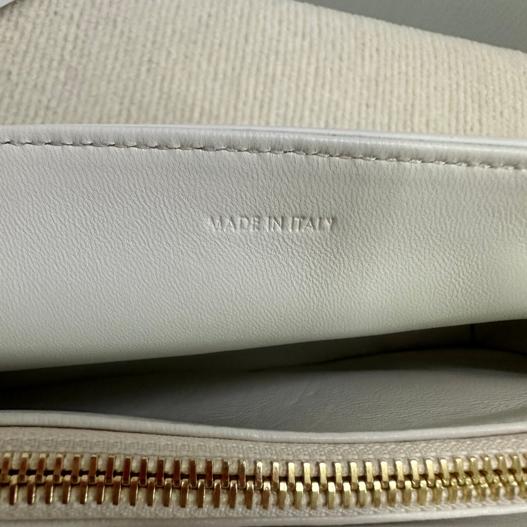 BOLSO MEDIANO VICTOIRE 25 EN PIEL DE BECERRO FLEXIBLE BLANCA CON HERRAJES DORADOS