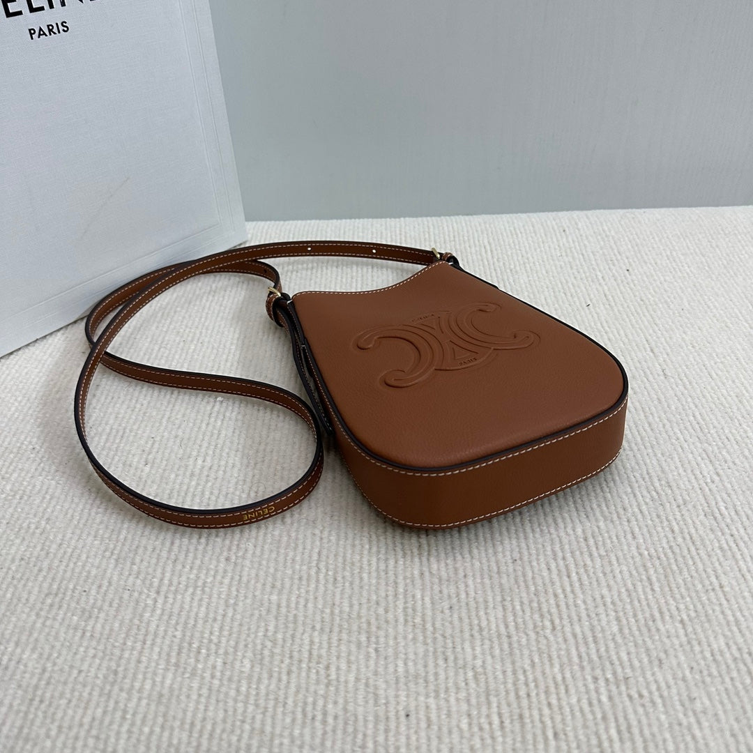 FUNDA PARA TELÉFONO HELOISE 19 EN PIEL DE BECERRO FLEXIBLE COLOR CAFÉ IRLANDÉS