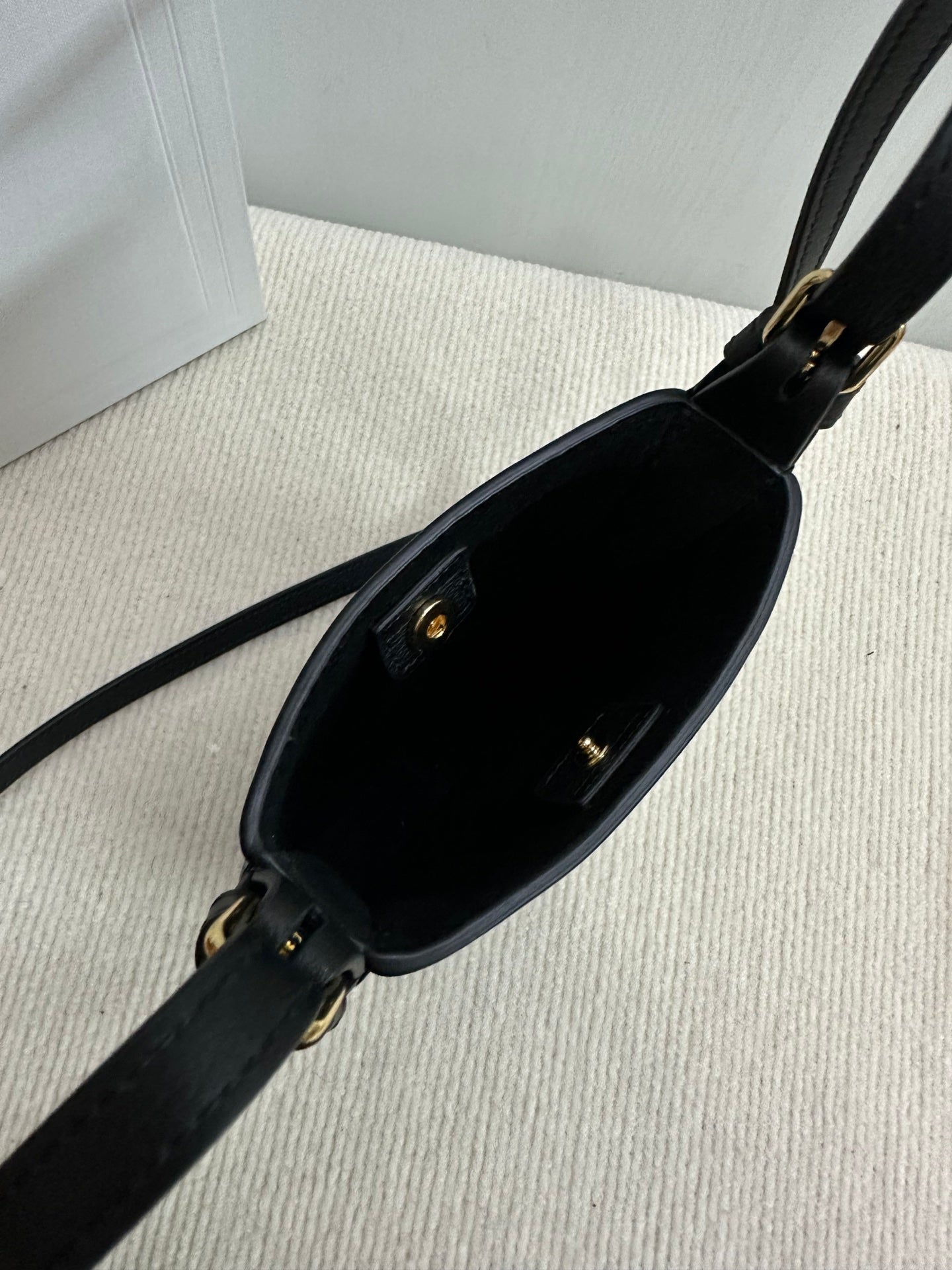 FUNDA PARA TELÉFONO HELOISE 19 EN PIEL DE BECERRO FLEXIBLE NEGRA
