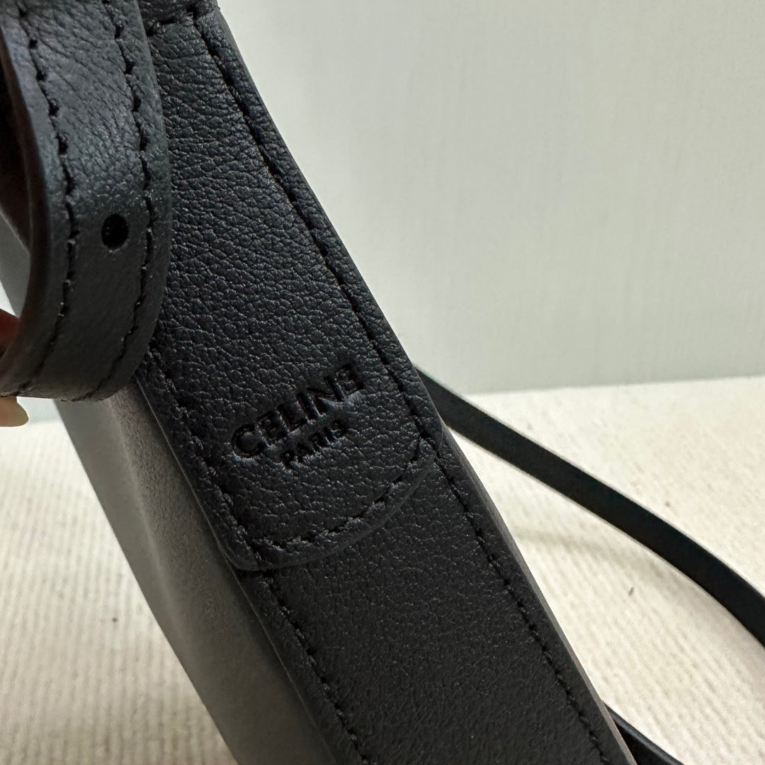 FUNDA PARA TELÉFONO HELOISE 19 EN PIEL DE BECERRO FLEXIBLE NEGRA