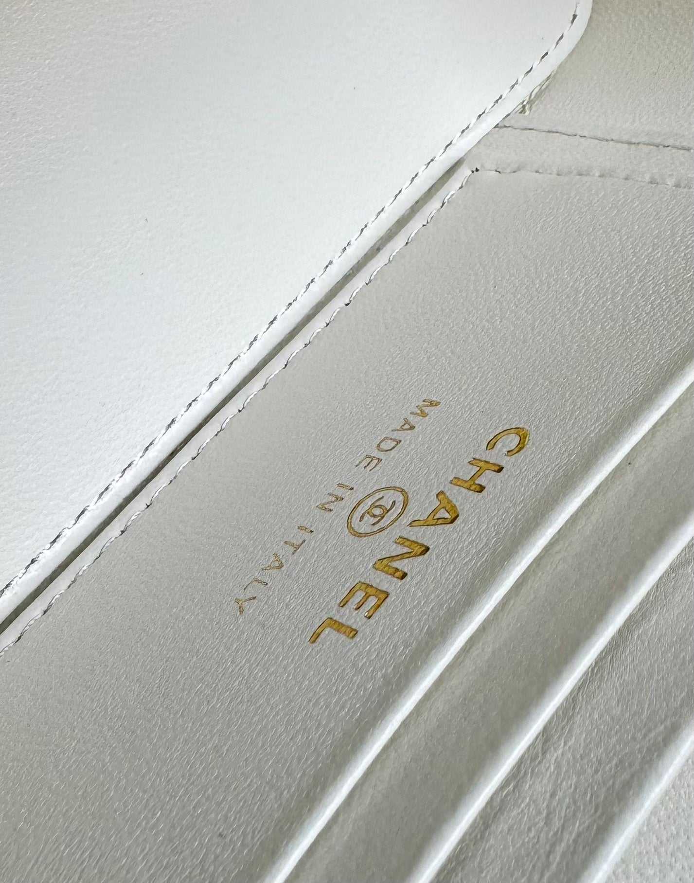 Neceser CC Pearl de 17 cm, piel de cordero blanca, herrajes dorados