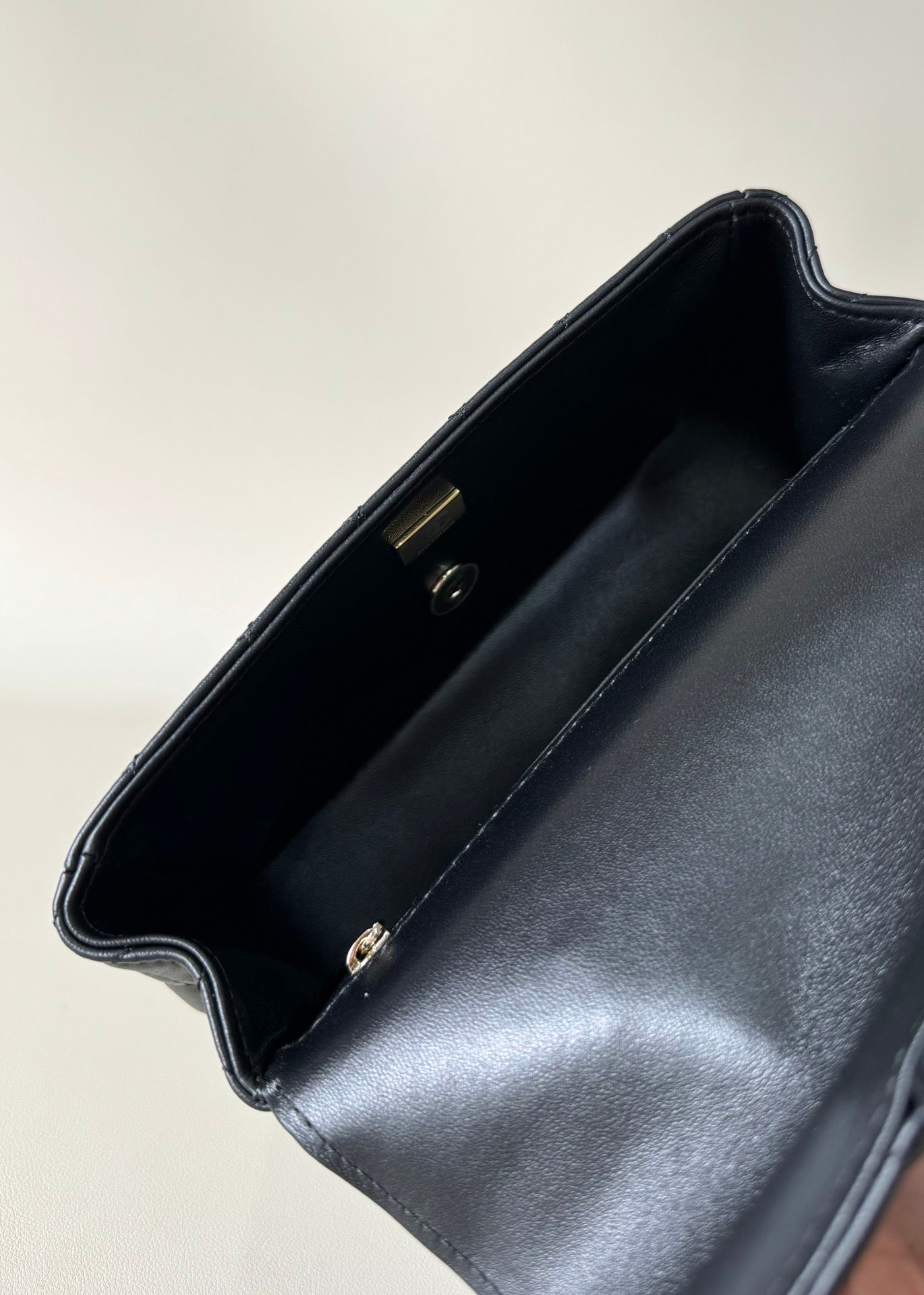 Bolso mini con solapa 24a, asa superior, 20 cm, piel de cordero negra, herrajes plateados