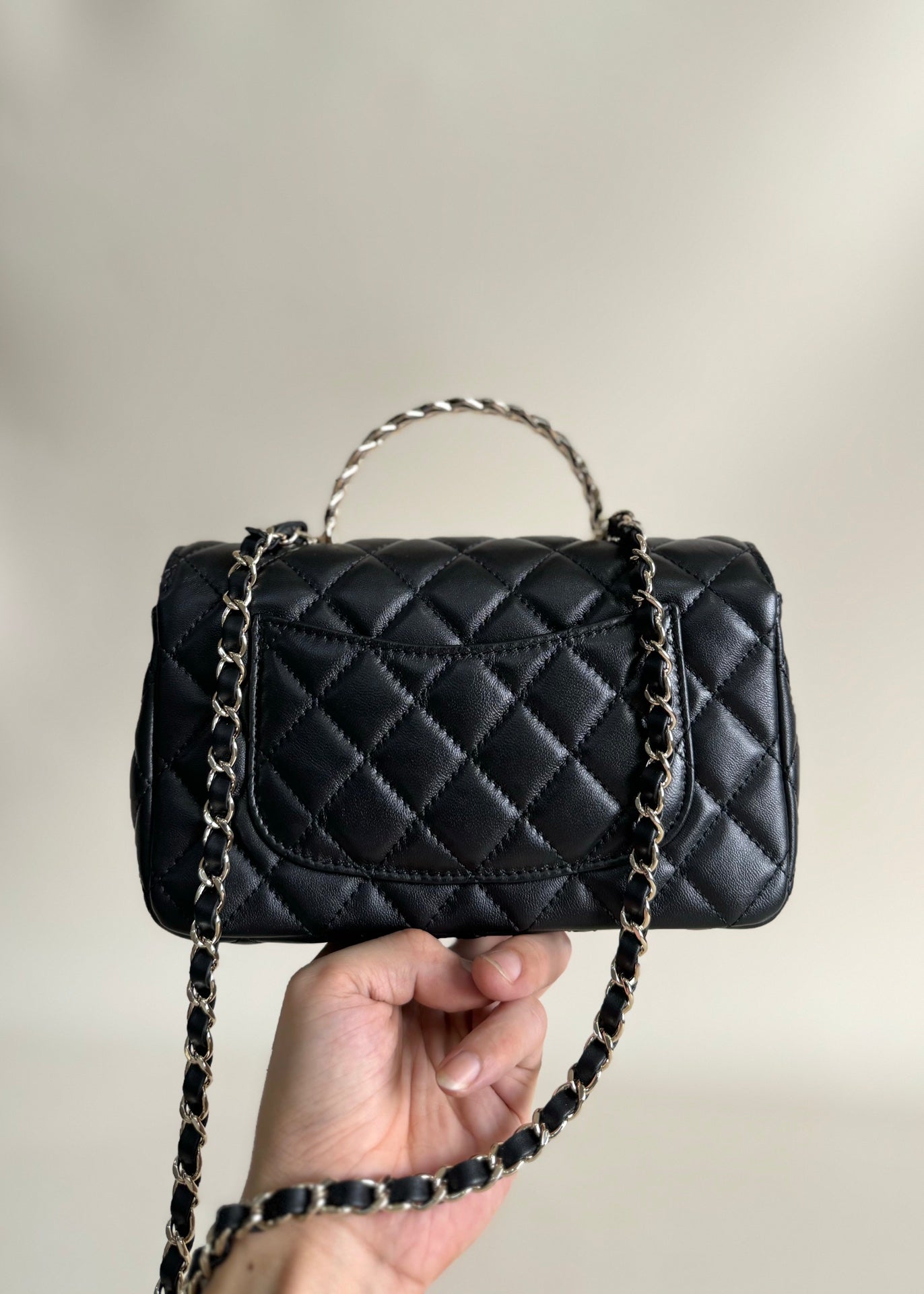 Bolso mini con solapa 24a, asa superior, 20 cm, piel de cordero negra, herrajes plateados