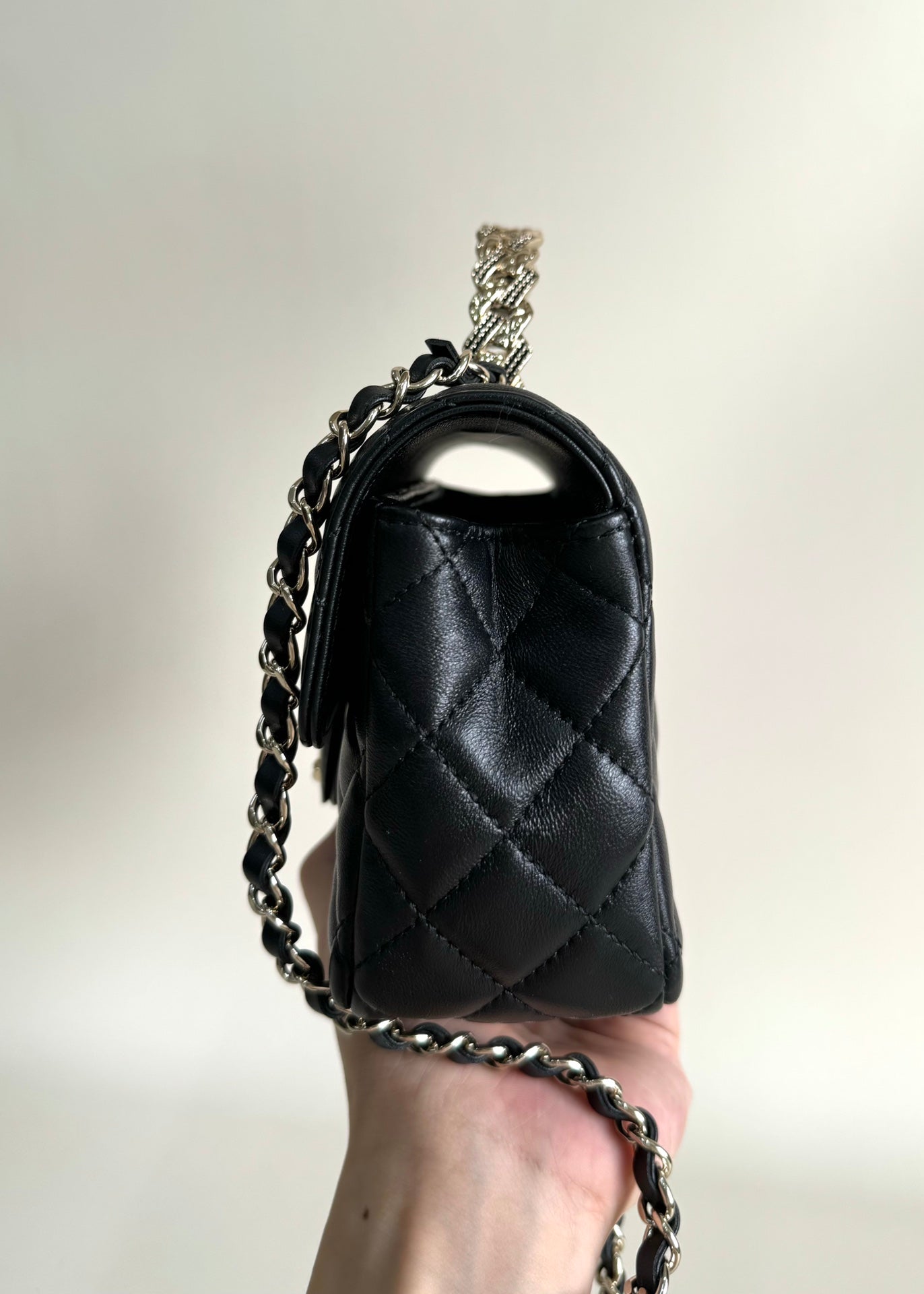 Bolso mini con solapa 24a, asa superior, 20 cm, piel de cordero negra, herrajes plateados