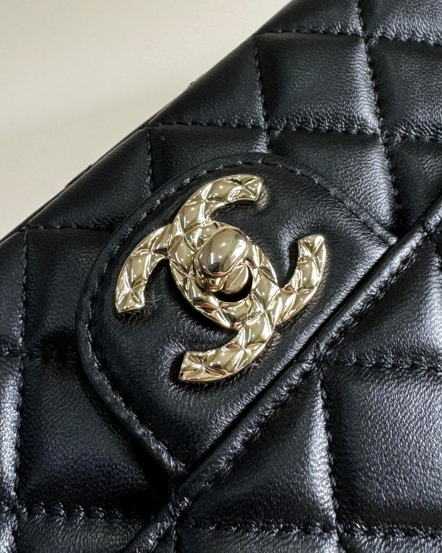 Bolso mini con solapa 24a, asa superior, 20 cm, piel de cordero negra, herrajes plateados