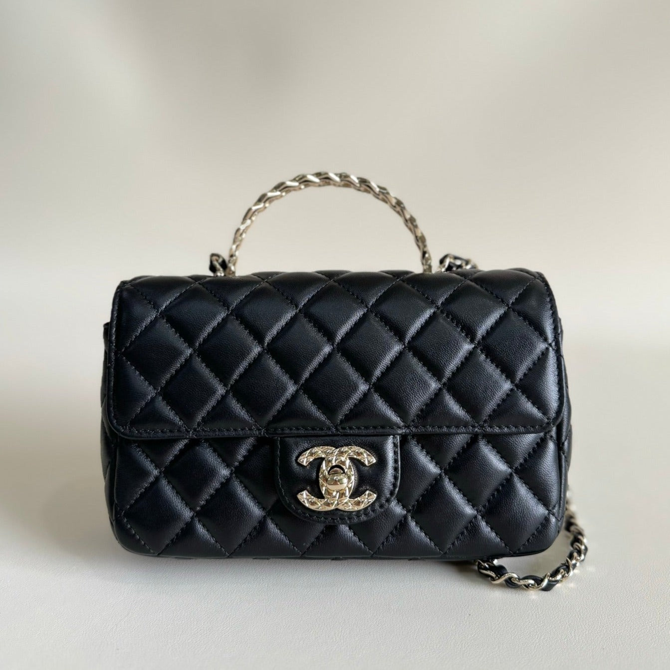 Bolso mini con solapa 24a, asa superior, 20 cm, piel de cordero negra, herrajes plateados