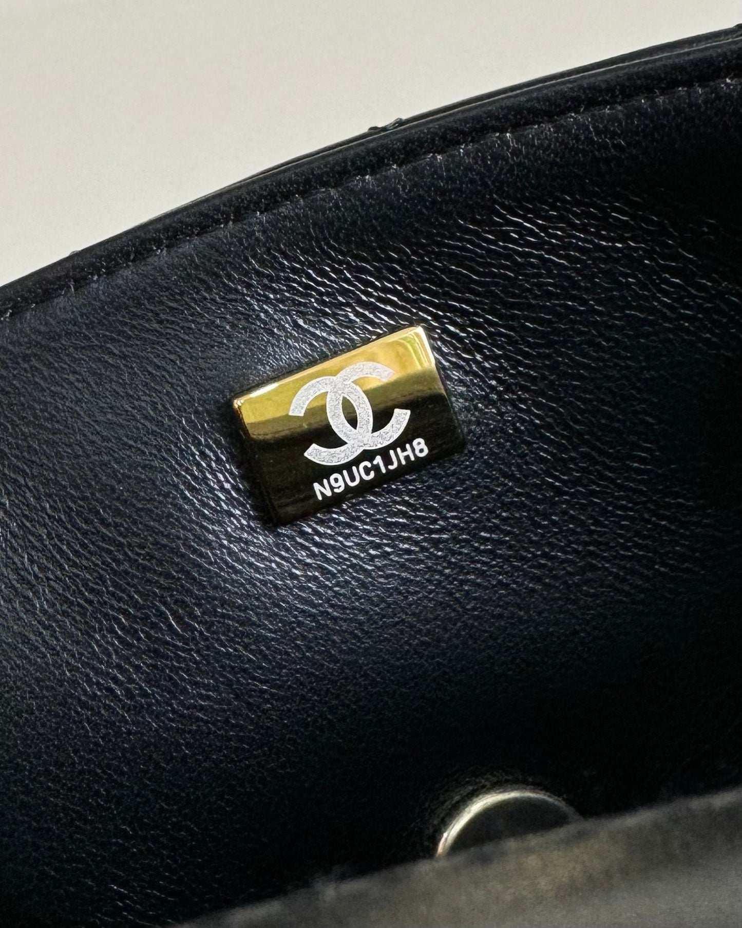 Bolso mini con solapa 24a, asa superior, 20 cm, piel de cordero negra, herrajes plateados