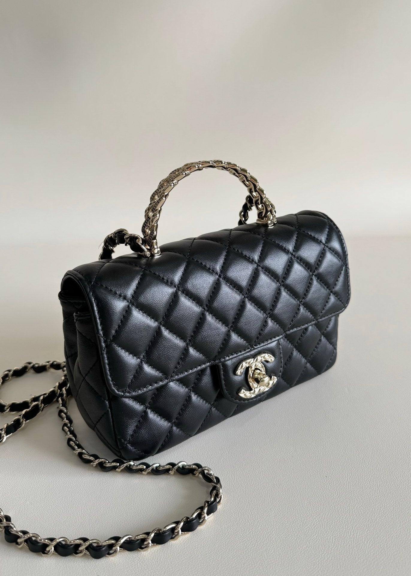 Bolso mini con solapa 24a, asa superior, 20 cm, piel de cordero negra, herrajes plateados