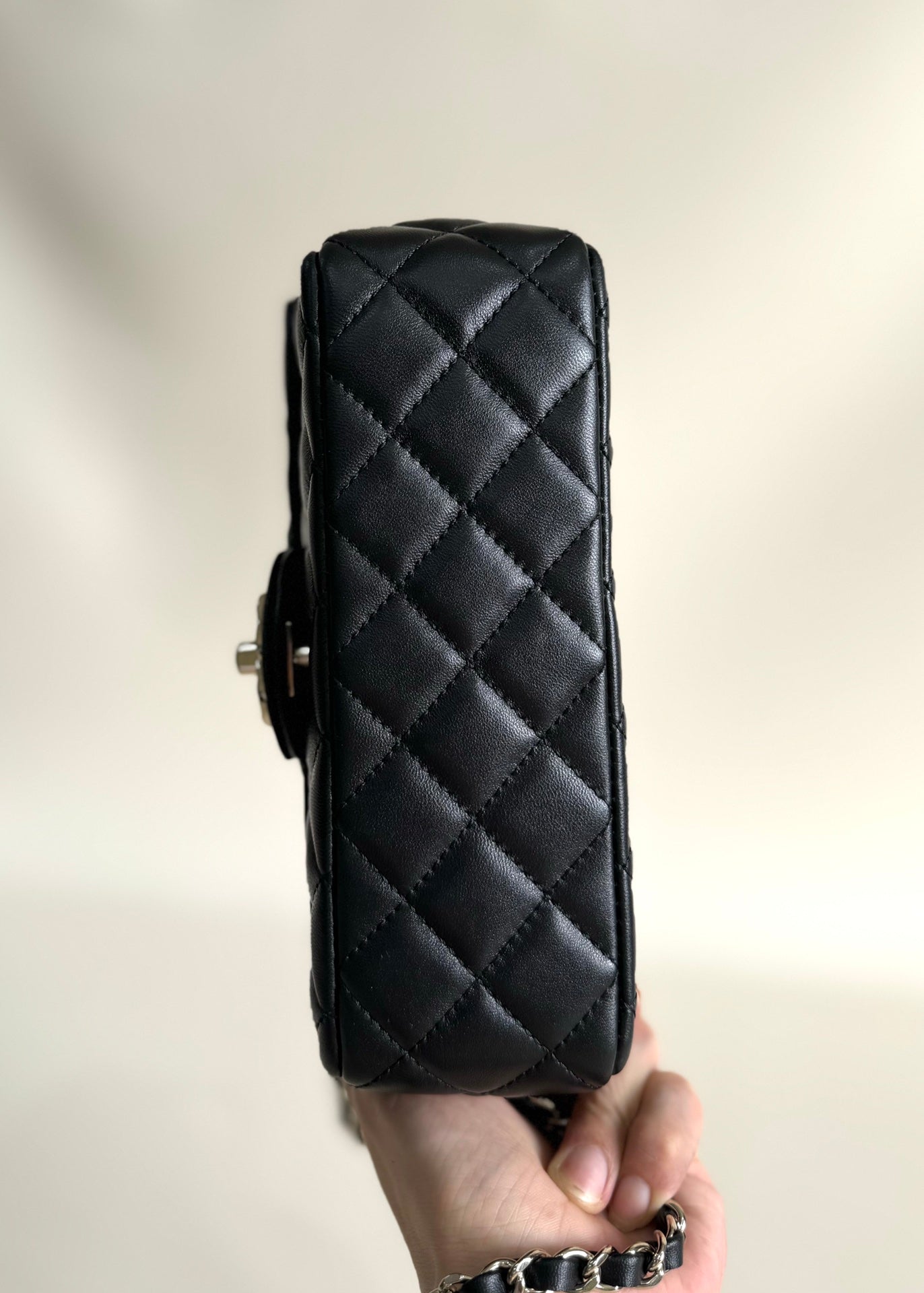 Bolso mini con solapa 24a, asa superior, 20 cm, piel de cordero negra, herrajes plateados