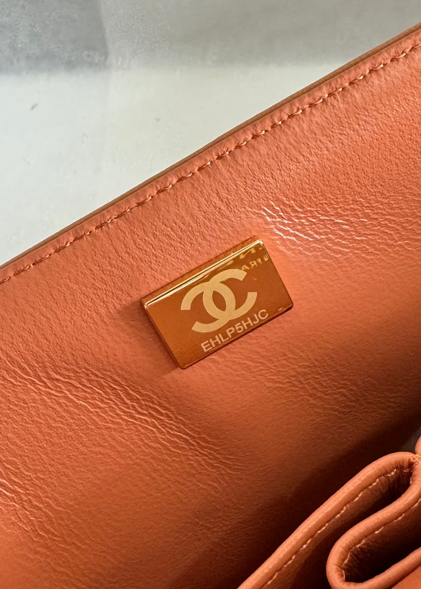 Bolso con solapa mediano 25, piel de cordero marrón, herrajes dorados