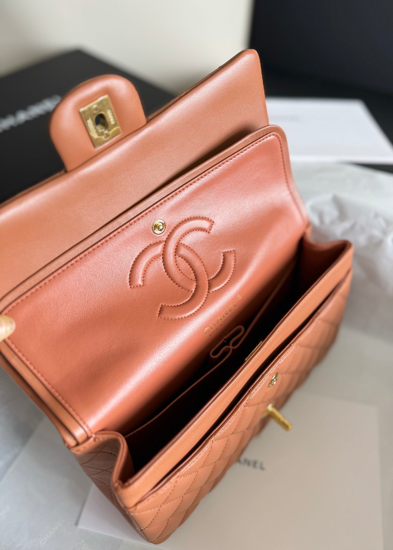 Bolso con solapa mediano 25, piel de cordero marrón, herrajes dorados