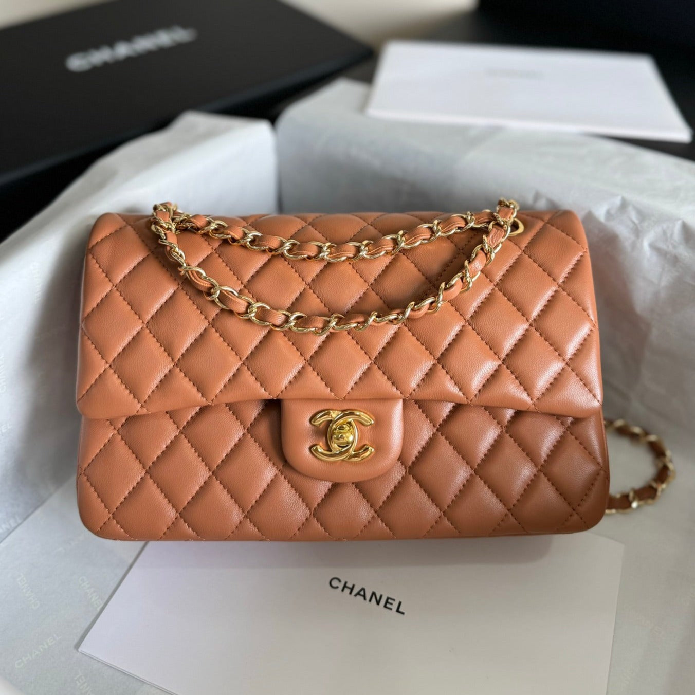 Bolso con solapa mediano 25, piel de cordero marrón, herrajes dorados