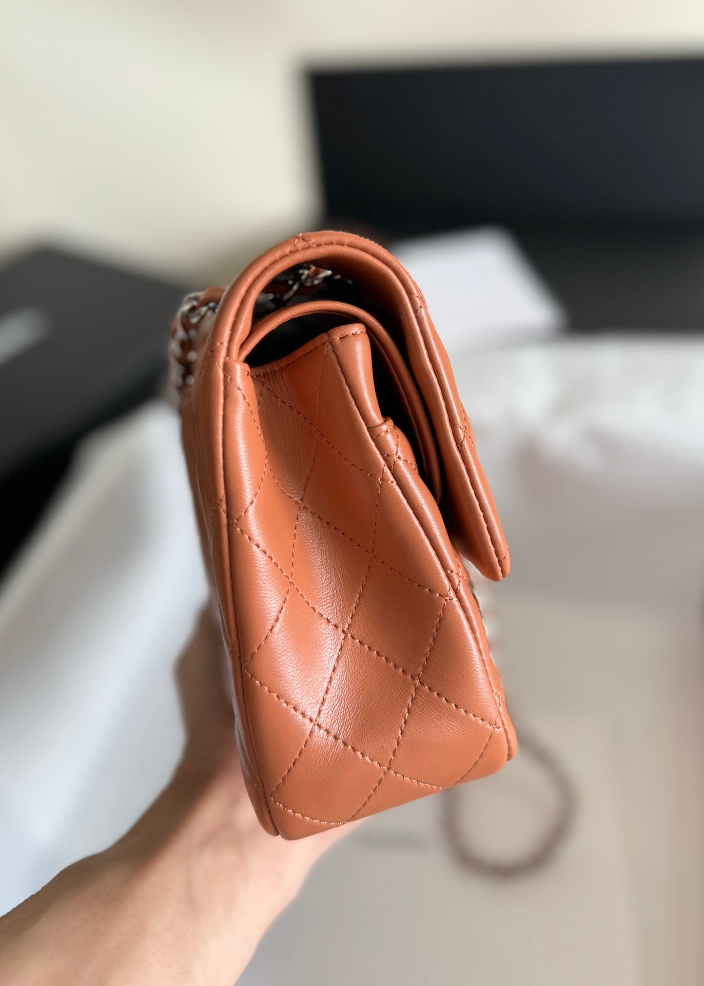 Bolso con solapa mediano 25, piel de cordero marrón, herrajes plateados