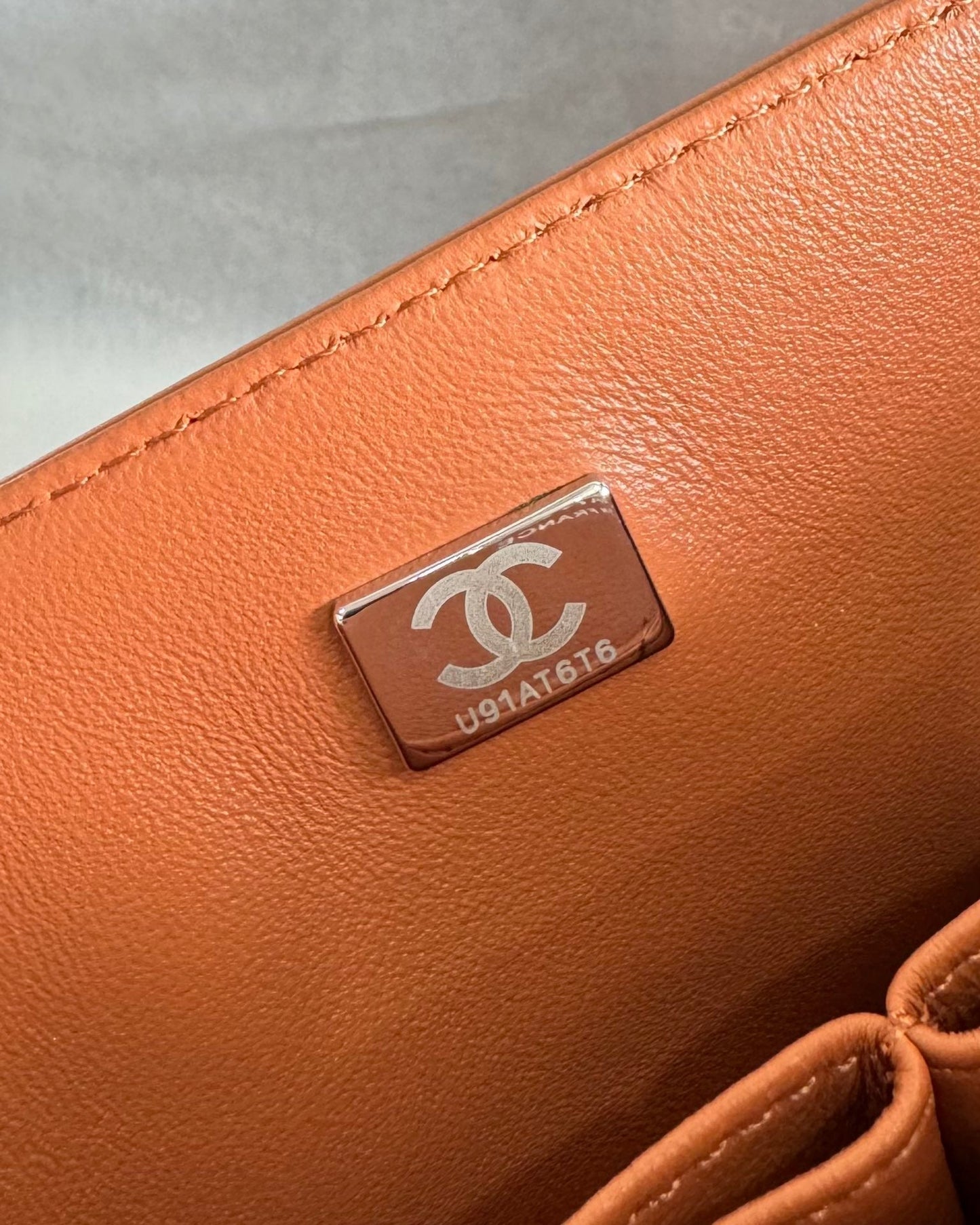 Bolso con solapa mediano 25, piel de cordero marrón, herrajes plateados