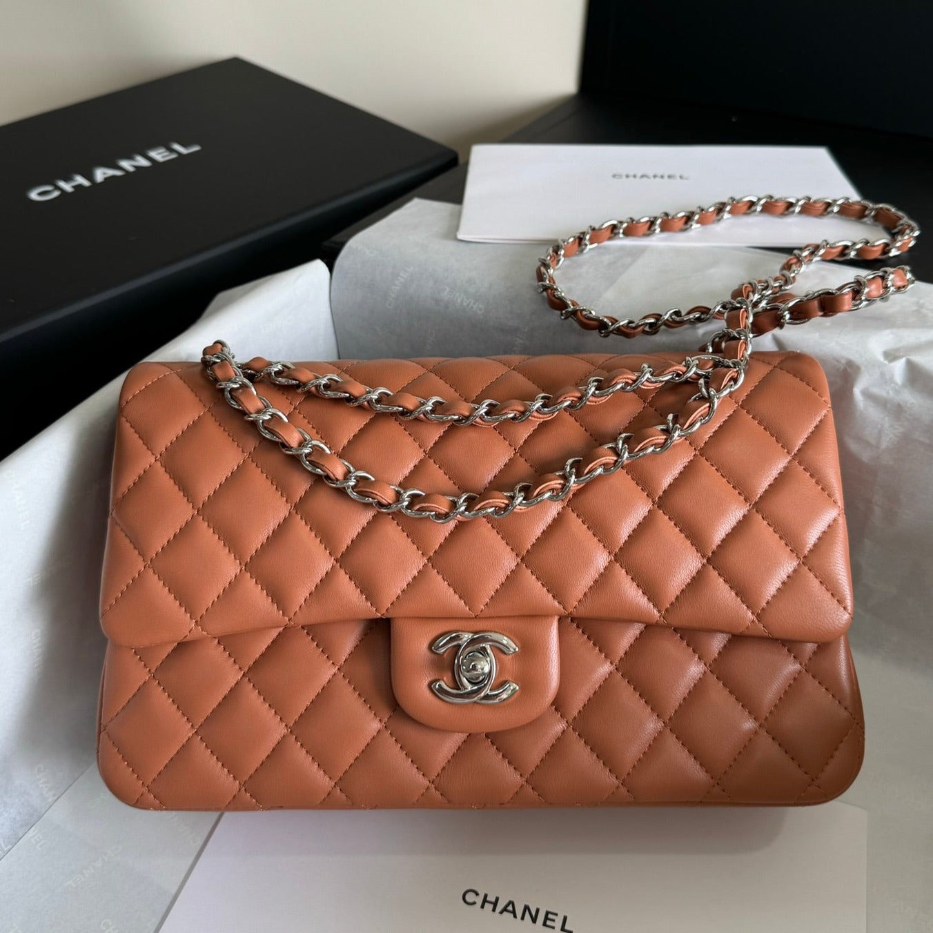 Bolso con solapa mediano 25, piel de cordero marrón, herrajes plateados