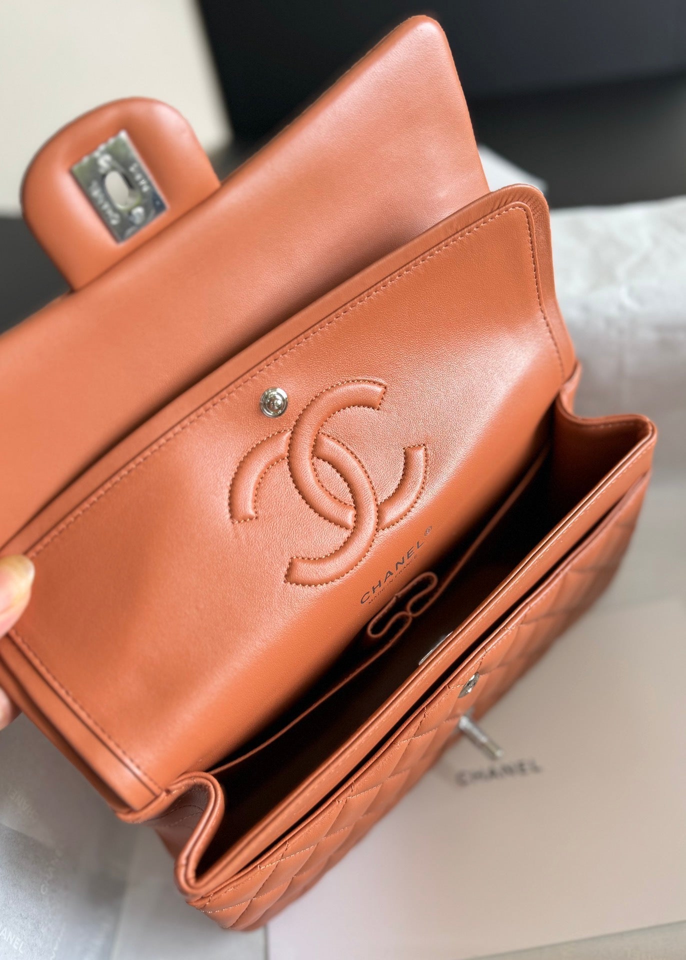 Bolso con solapa mediano 25, piel de cordero marrón, herrajes plateados