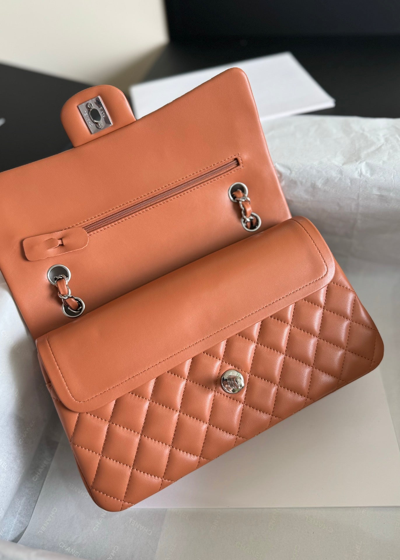 Bolso con solapa mediano 25, piel de cordero marrón, herrajes plateados