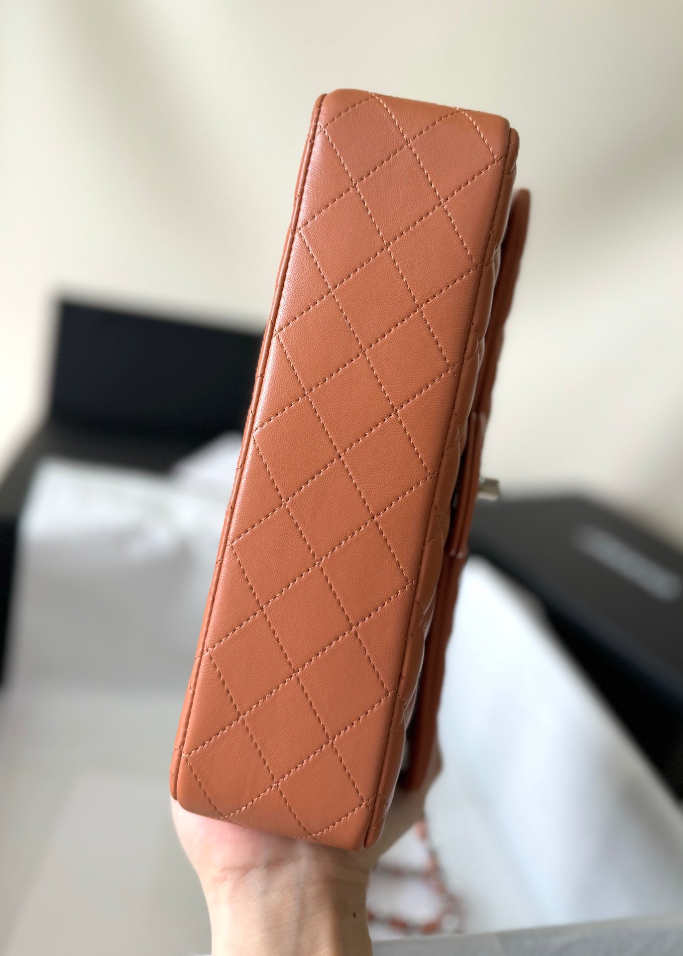 Bolso con solapa mediano 25, piel de cordero marrón, herrajes plateados