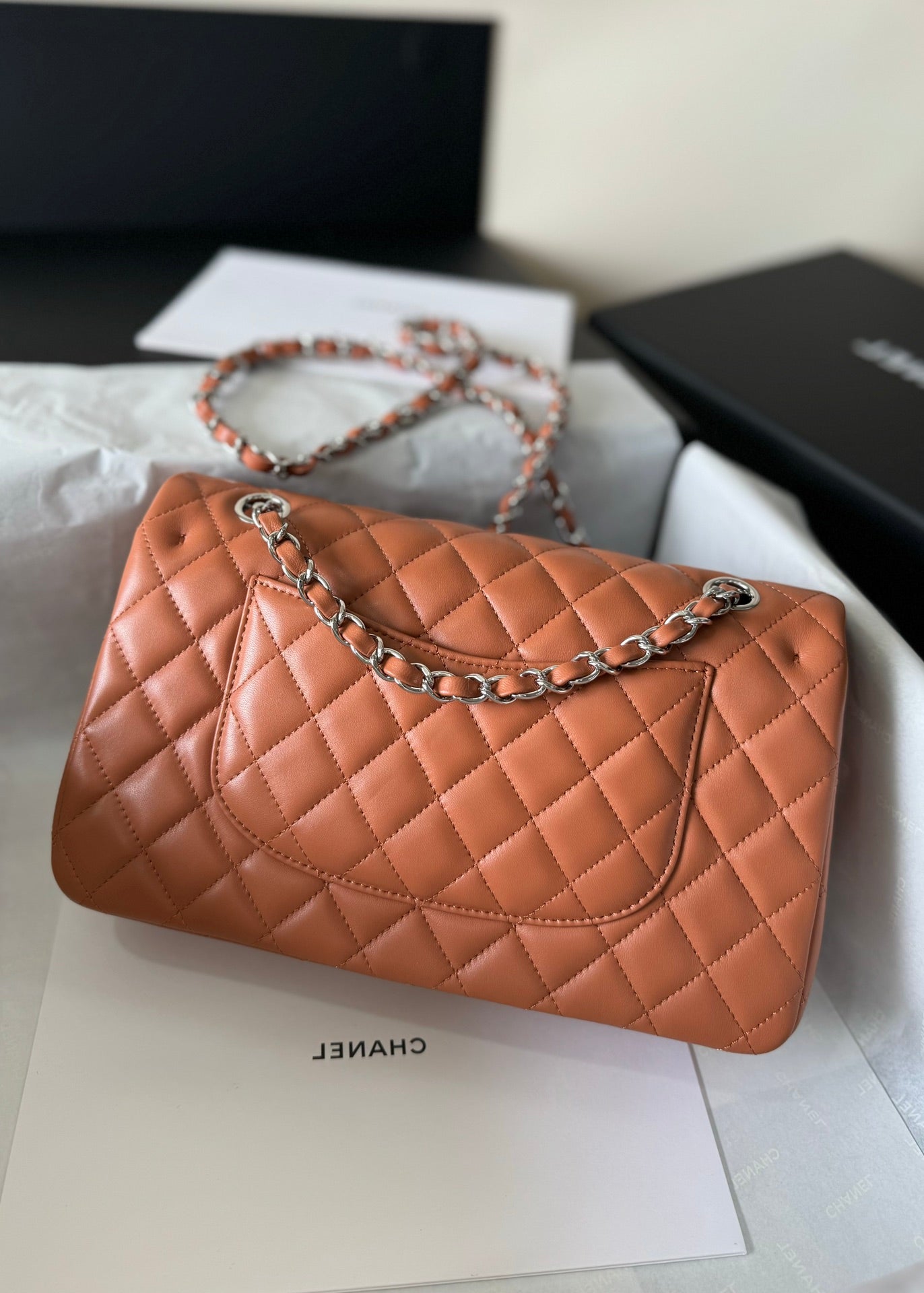 Bolso con solapa mediano 25, piel de cordero marrón, herrajes plateados
