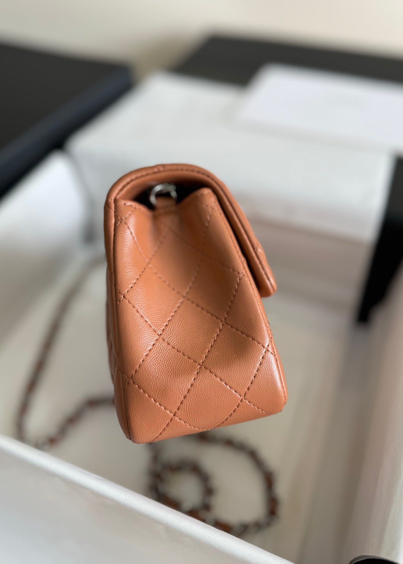 Mini bolso con solapa 17, piel de cordero marrón, herrajes plateados