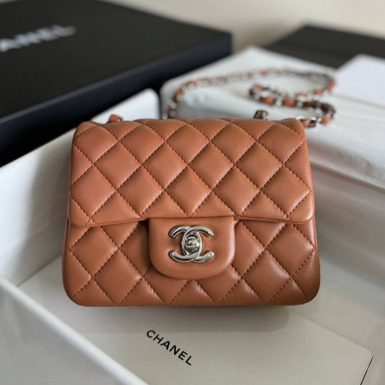 Mini bolso con solapa 17, piel de cordero marrón, herrajes plateados