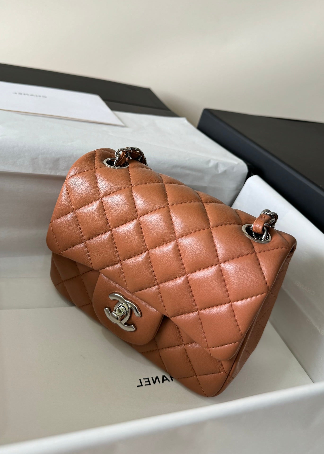 Mini bolso con solapa 17, piel de cordero marrón, herrajes plateados