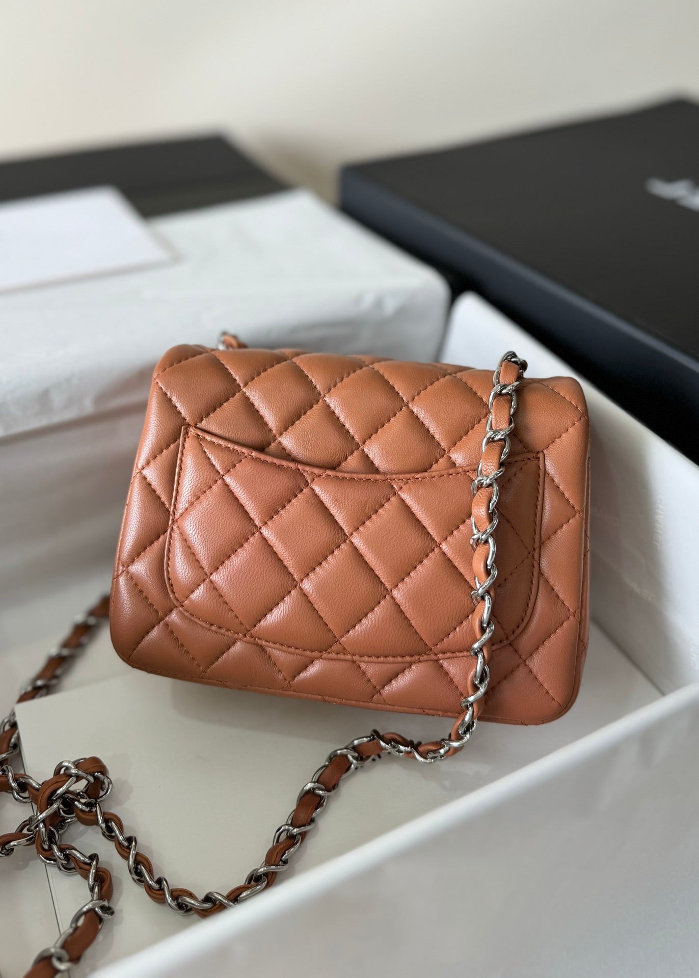 Mini bolso con solapa 17, piel de cordero marrón, herrajes plateados