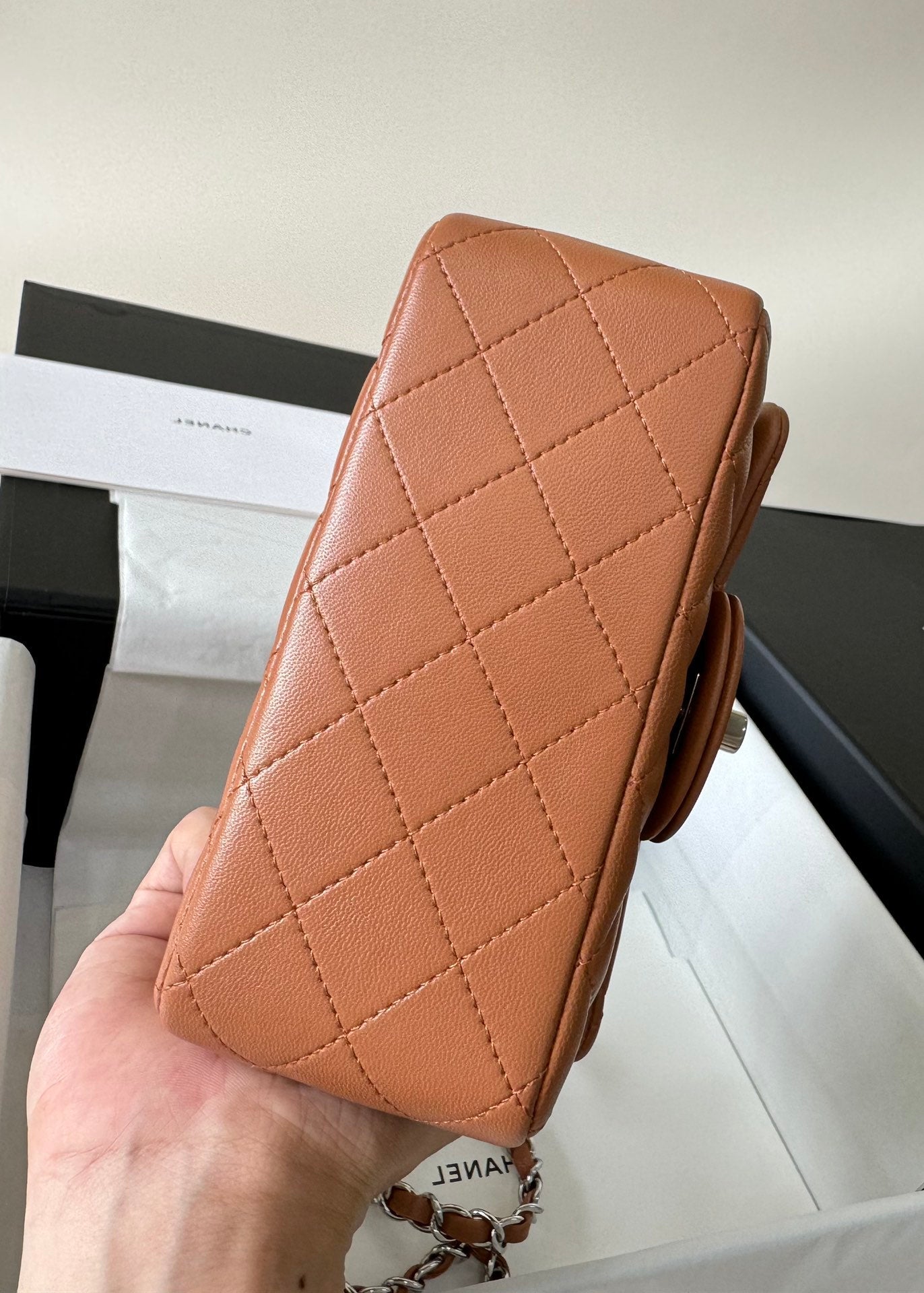 Mini bolso con solapa 17, piel de cordero marrón, herrajes plateados