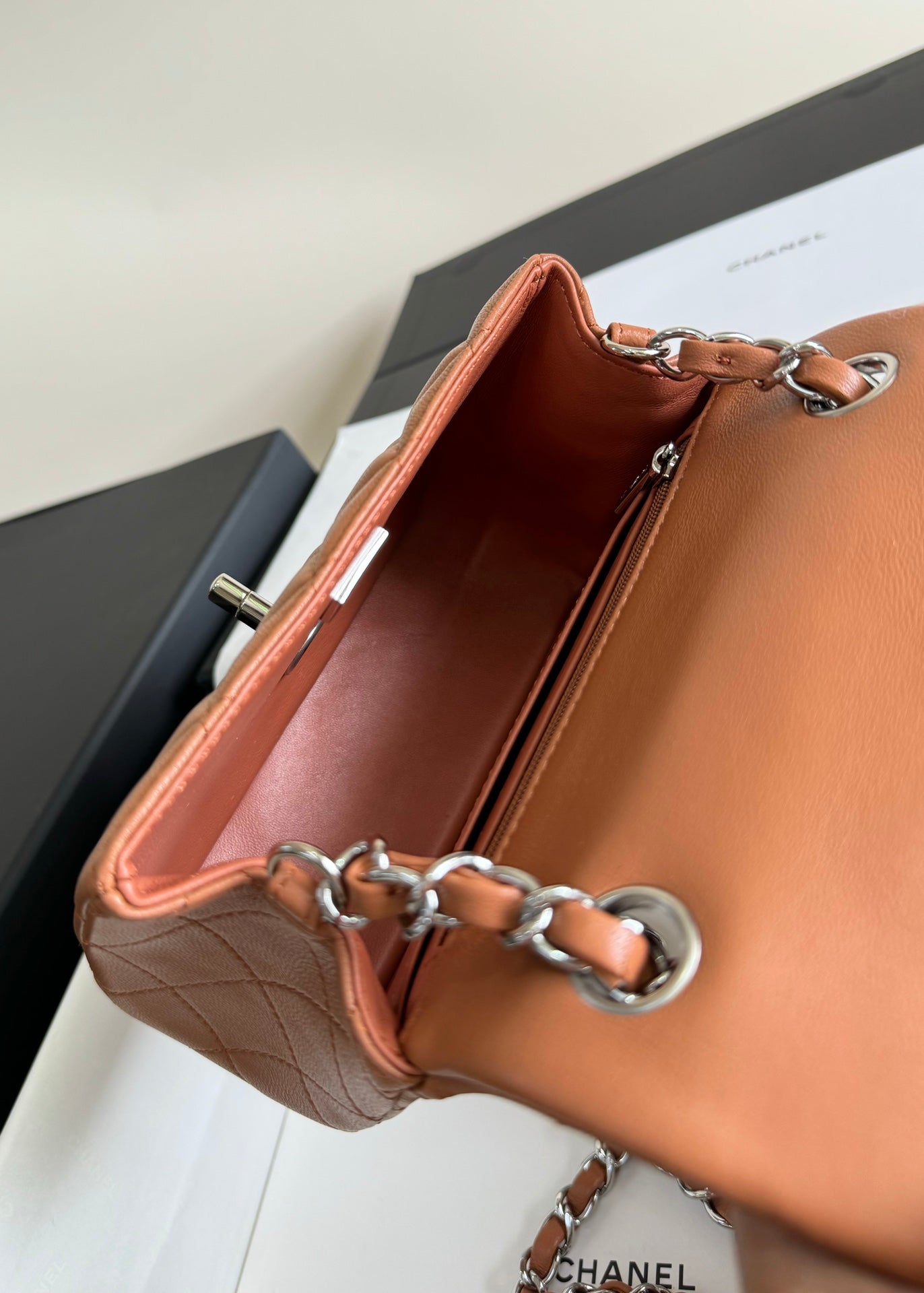 Mini bolso con solapa 17, piel de cordero marrón, herrajes plateados
