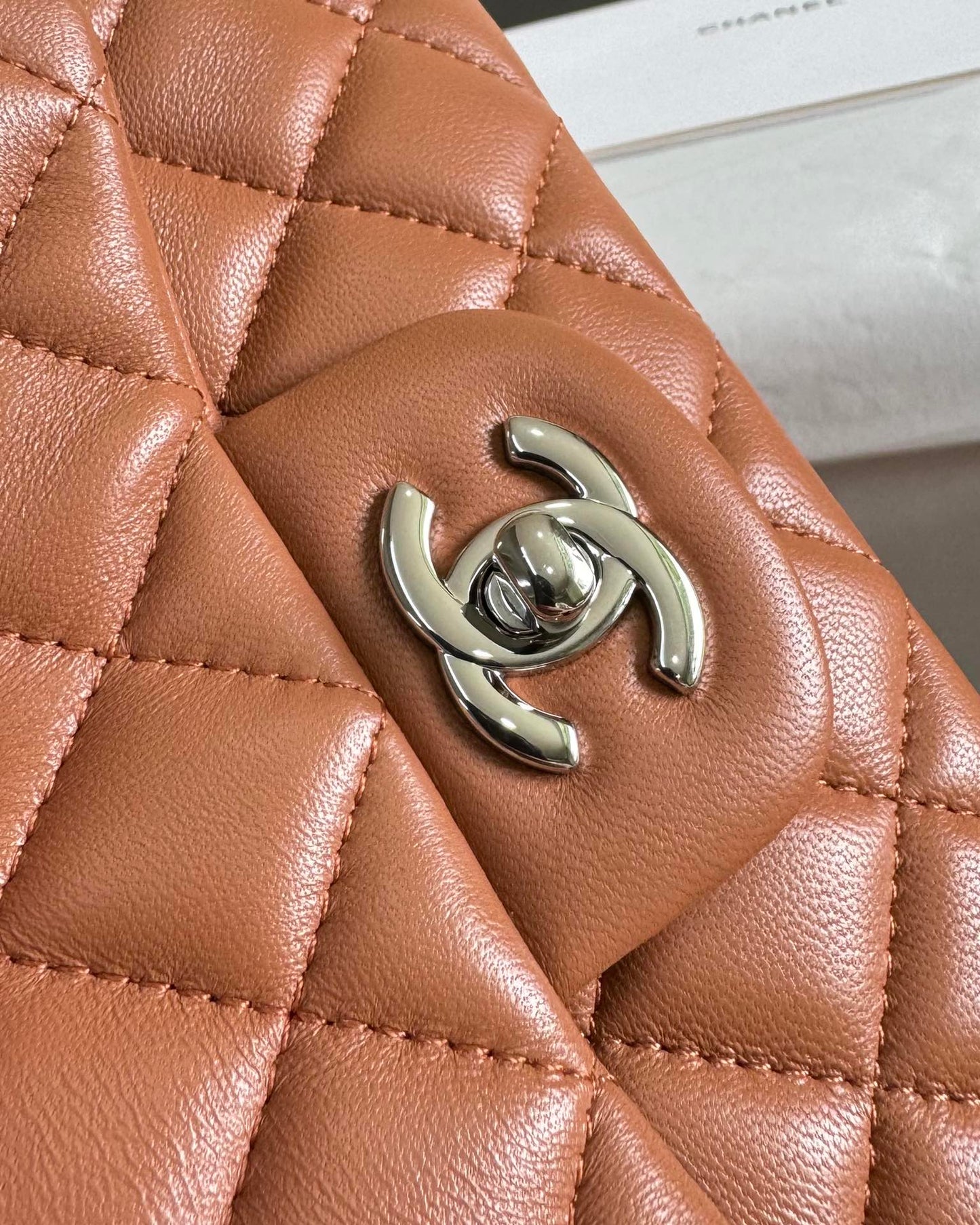 Mini bolso con solapa 17, piel de cordero marrón, herrajes plateados