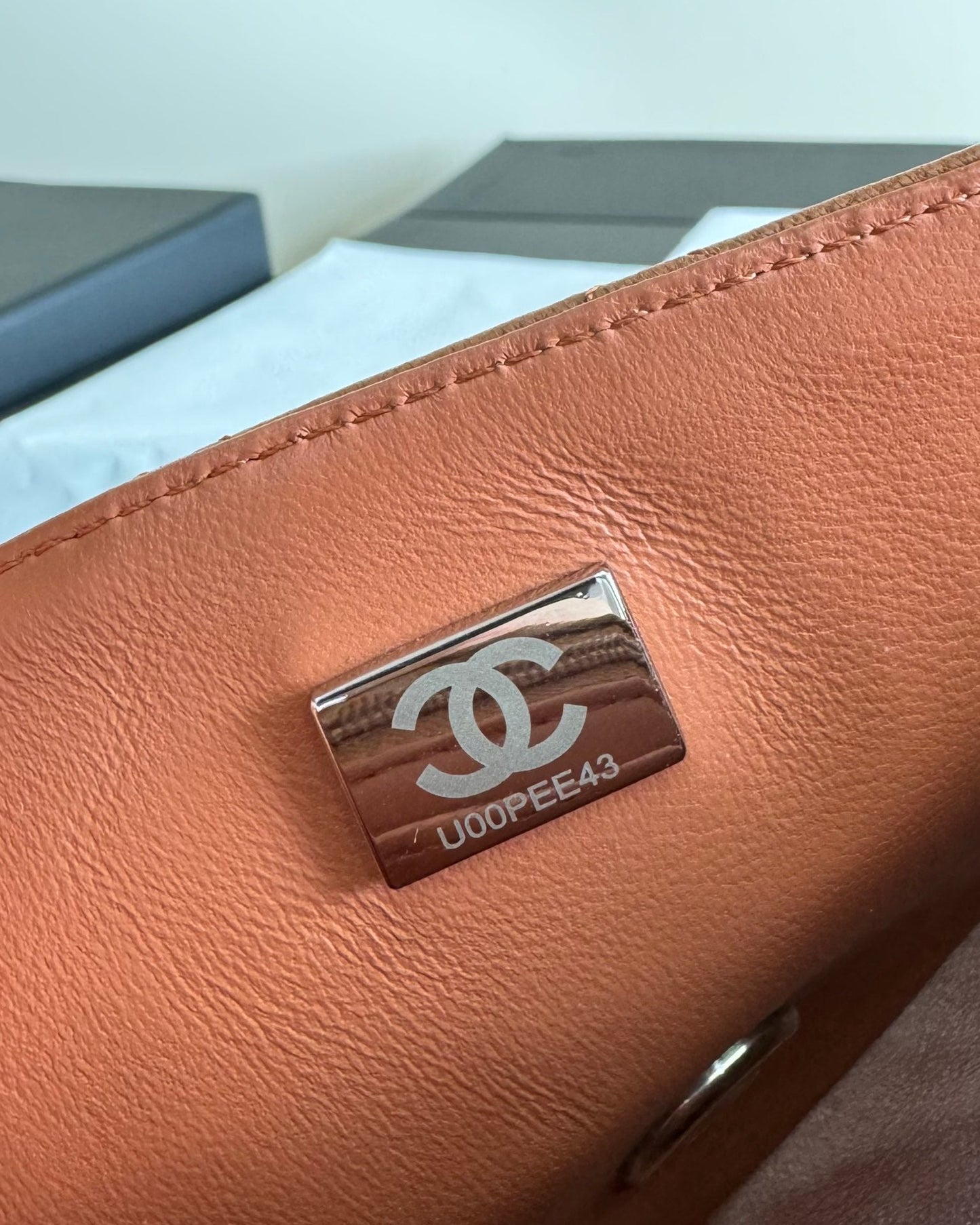 Mini bolso con solapa 17, piel de cordero marrón, herrajes plateados