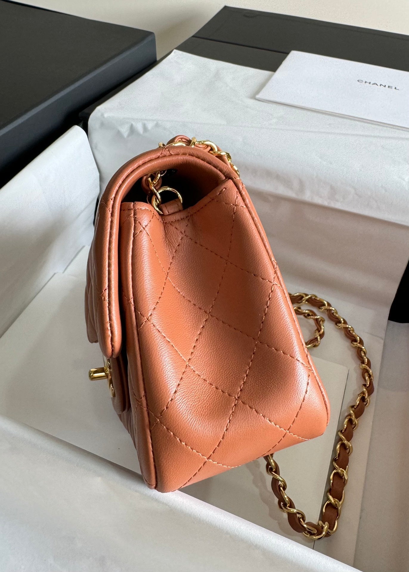 Bolso mini con solapa 17, piel de cordero marrón, herrajes dorados