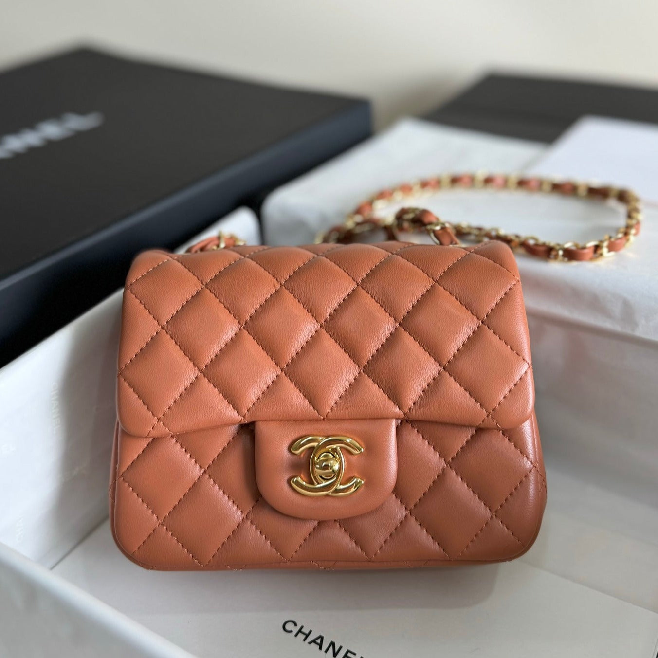 Bolso mini con solapa 17, piel de cordero marrón, herrajes dorados
