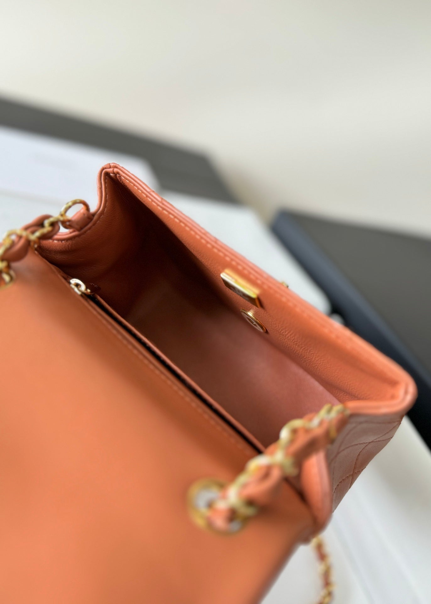 Bolso mini con solapa 17, piel de cordero marrón, herrajes dorados