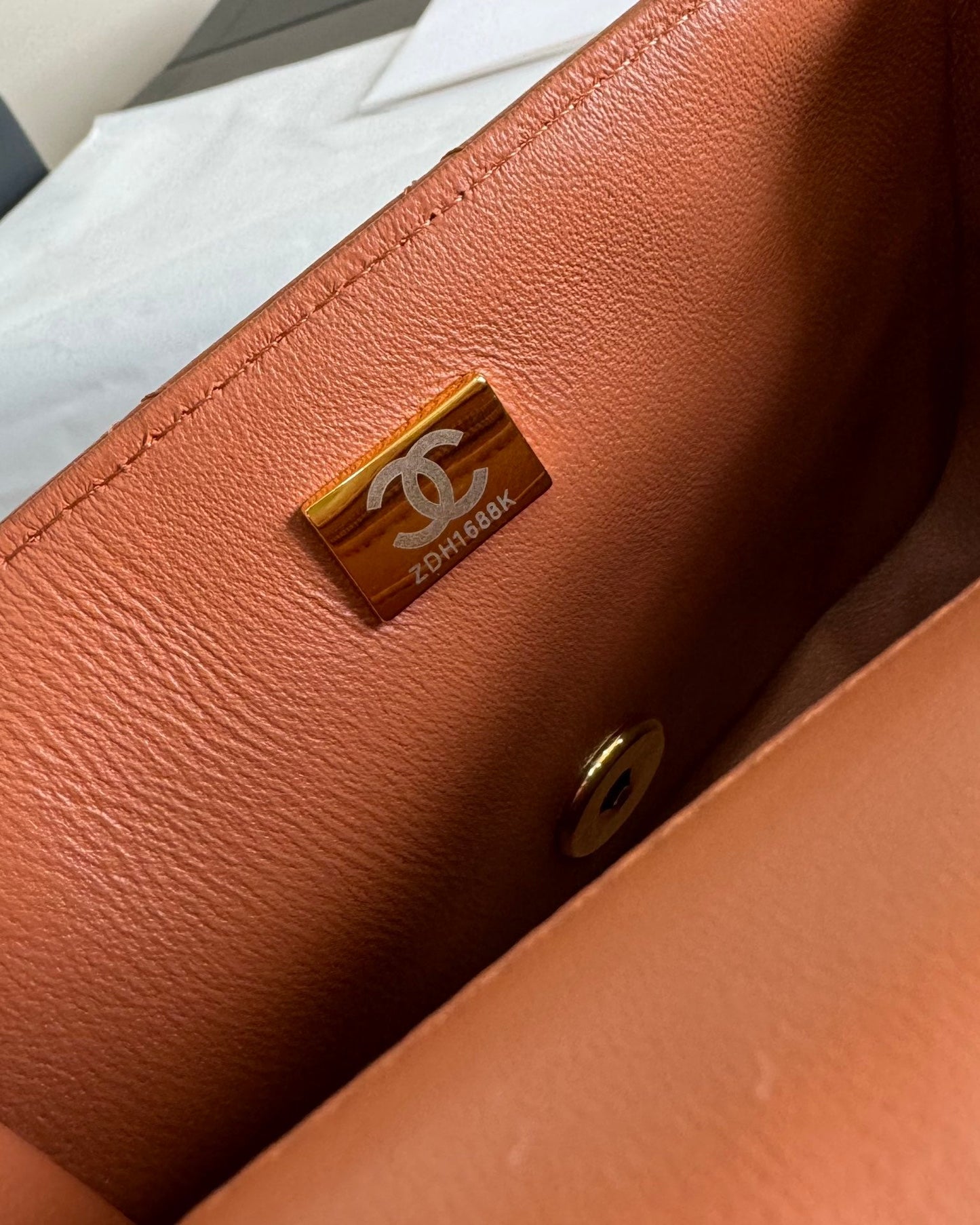 Bolso mini con solapa 17, piel de cordero marrón, herrajes dorados