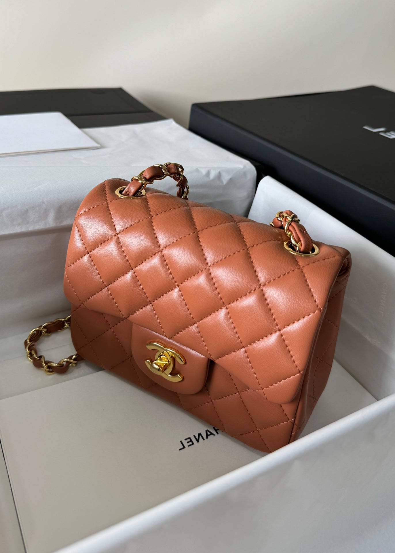 Bolso mini con solapa 17, piel de cordero marrón, herrajes dorados