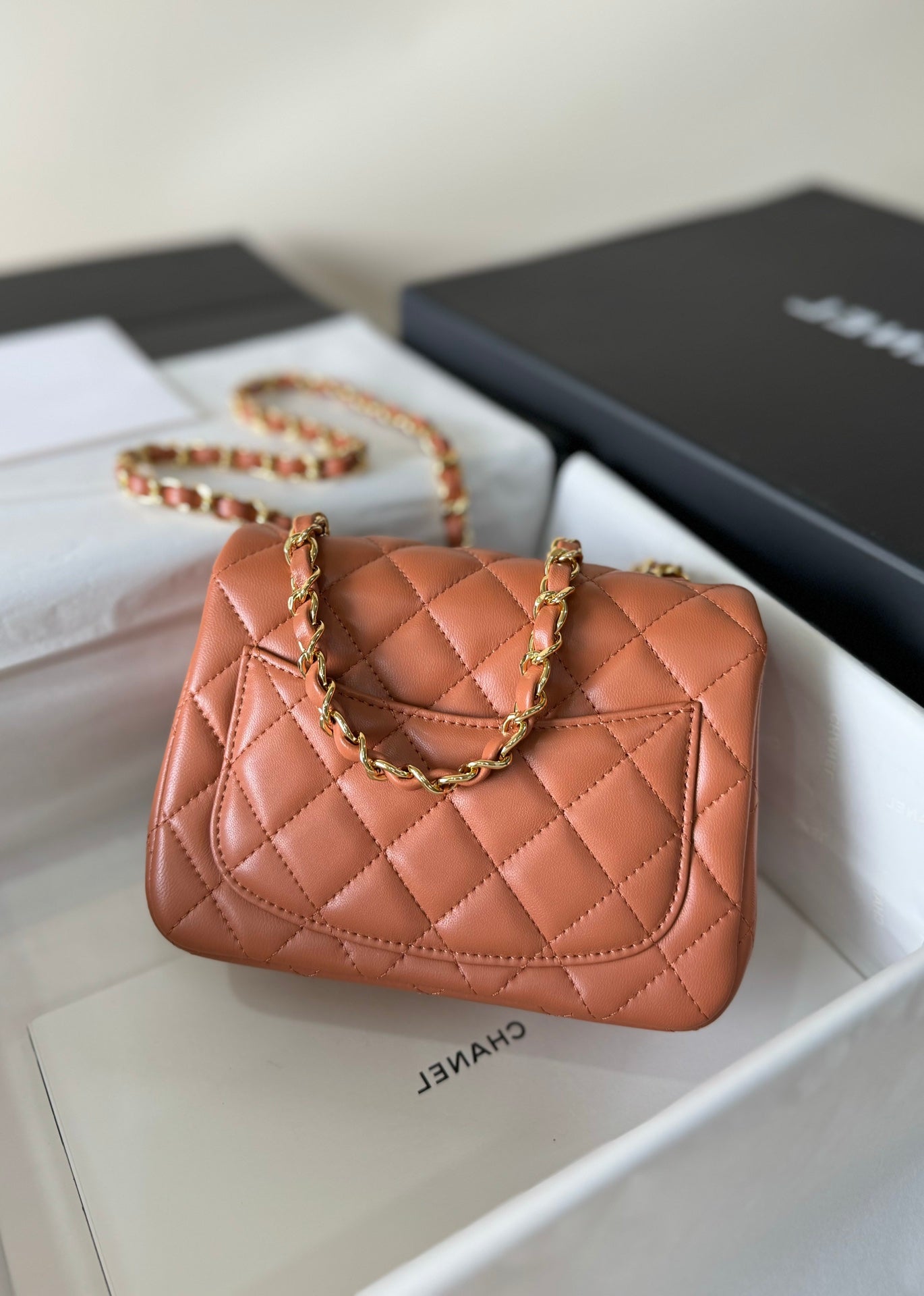 Bolso mini con solapa 17, piel de cordero marrón, herrajes dorados