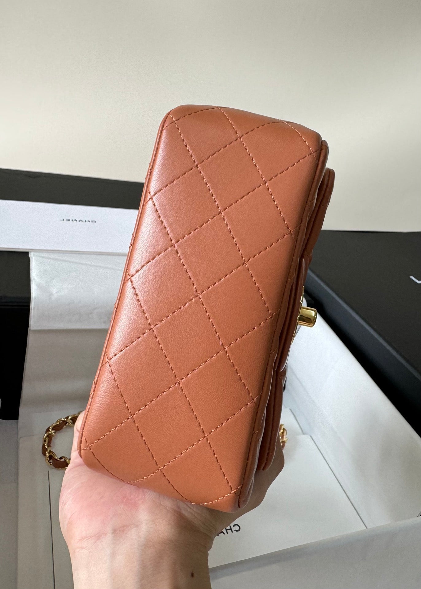 Bolso mini con solapa 17, piel de cordero marrón, herrajes dorados