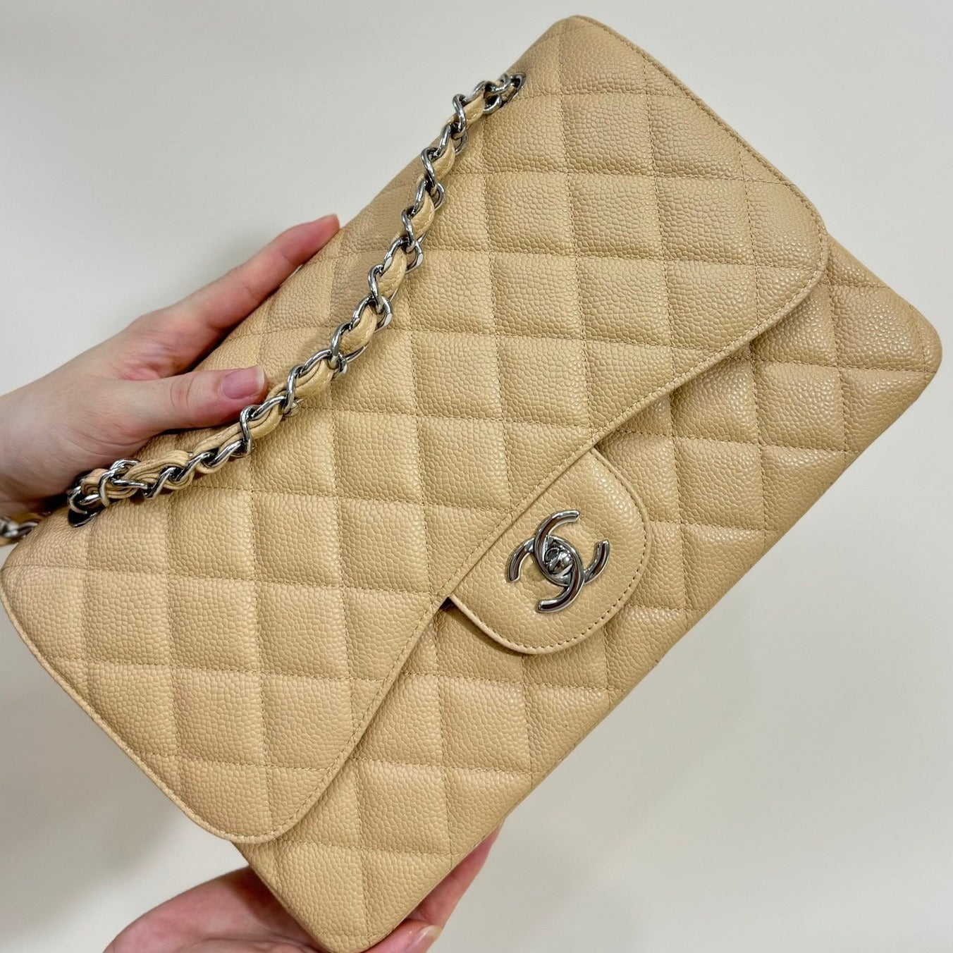Bolso con solapa mediano 25 beige caviar herrajes plateados