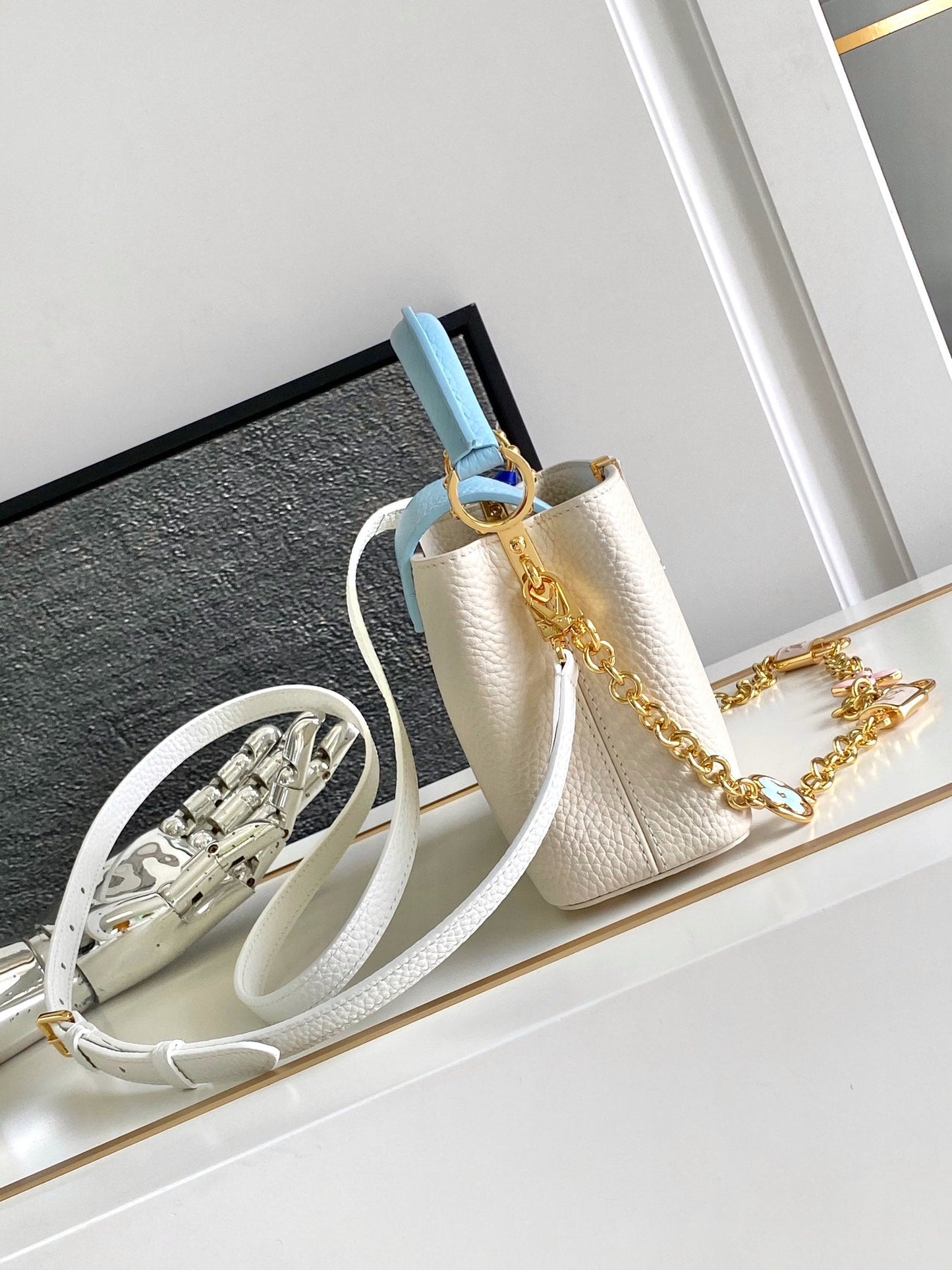 CAPUCINES MINI 21 EN MEZCLA BLANCO PERLA AZUL CIELO TAURILLON HARDWARE DORADO