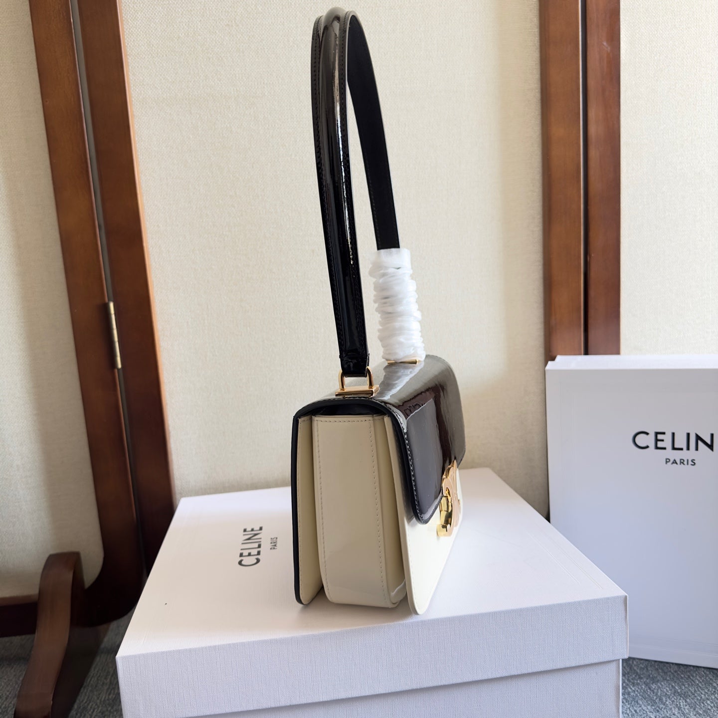 BOLSO ADOLESCENTE GARANCE 18 EN PIEL DE BECERRO CHAROL BLANCO Y NEGRO