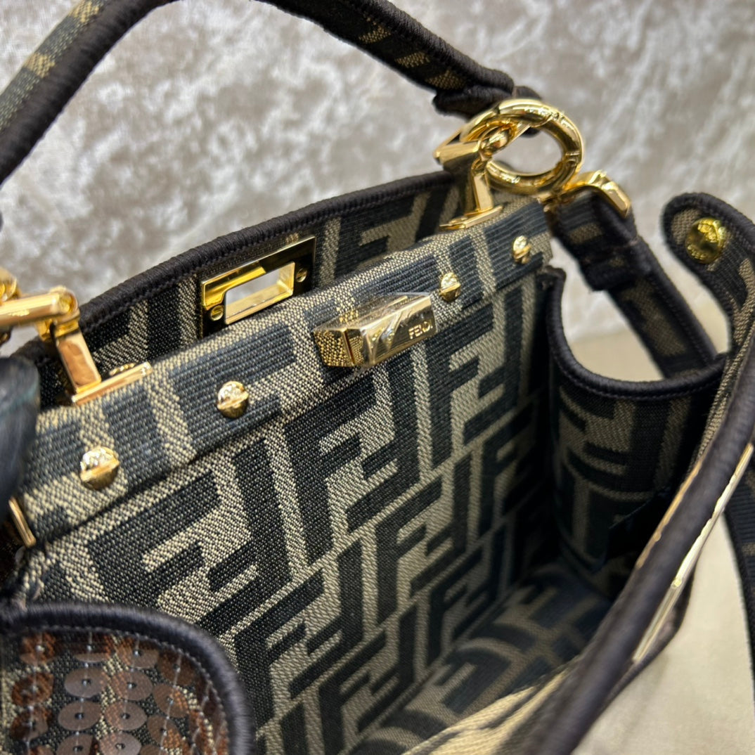 BOLSO FENDI PEEKABOO ISEEU 20 EN PIEL NAPPA NEGRA MEZCLA MARRÓN CHOCOLATE CON HERRAJES DORADOS