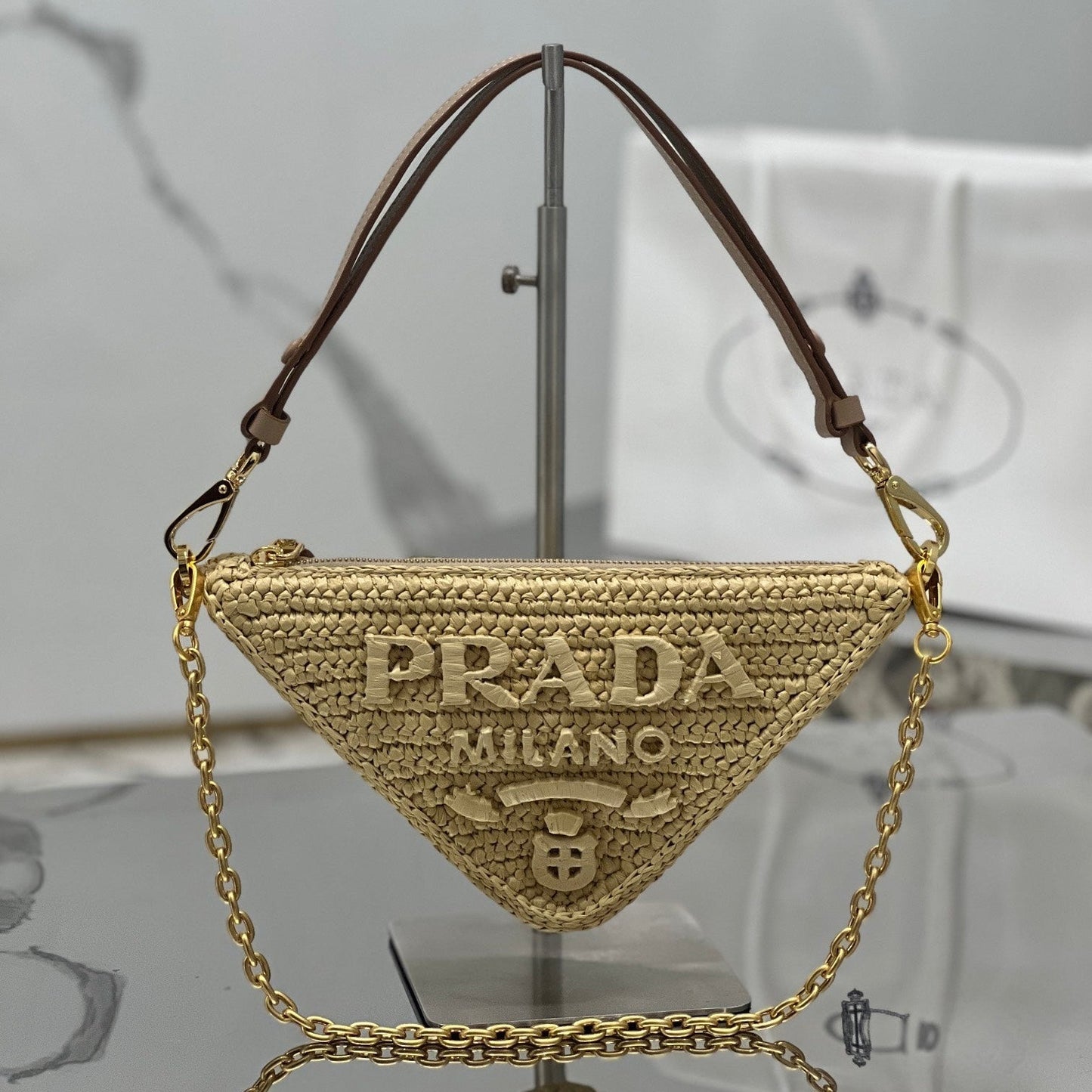 SAC TRIANGLE 26 EN RAPHIA TRESSÉ BEIGE CHAÎNE DORÉ