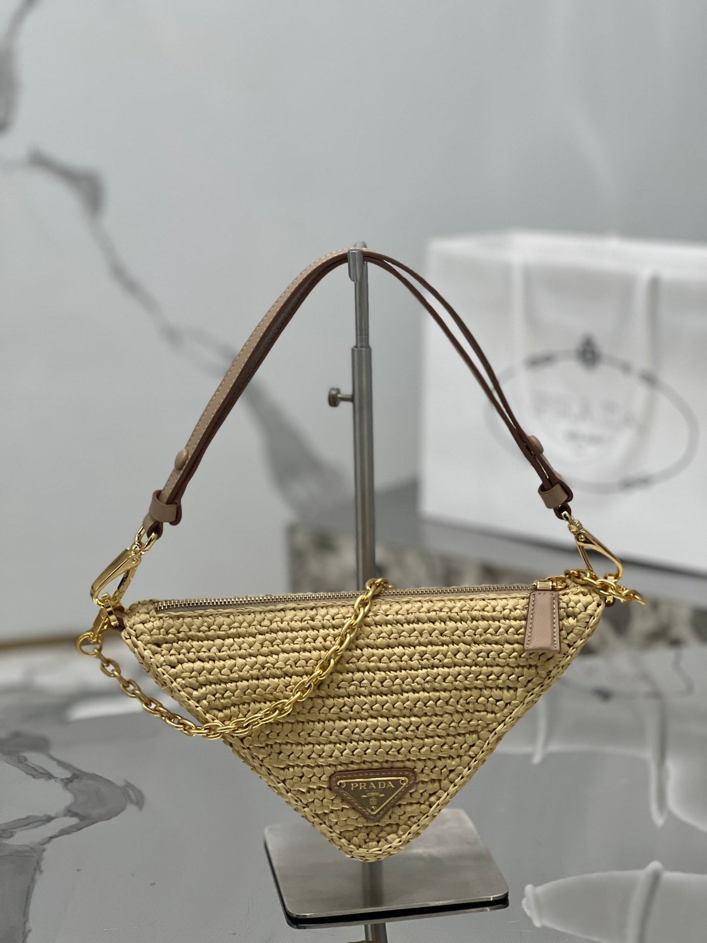 SAC TRIANGLE 26 EN RAPHIA TRESSÉ BEIGE CHAÎNE DORÉ