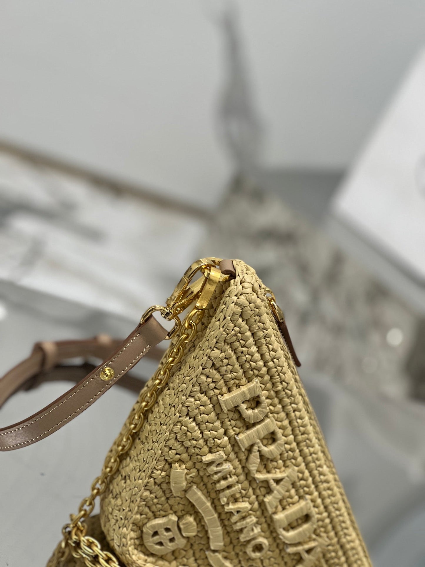 SAC TRIANGLE 26 EN RAPHIA TRESSÉ BEIGE CHAÎNE DORÉ