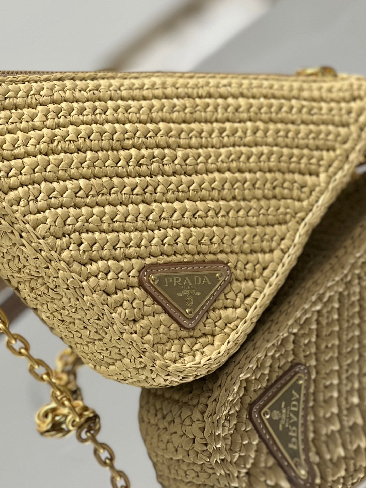 SAC TRIANGLE 26 EN RAPHIA TRESSÉ BEIGE CHAÎNE DORÉ