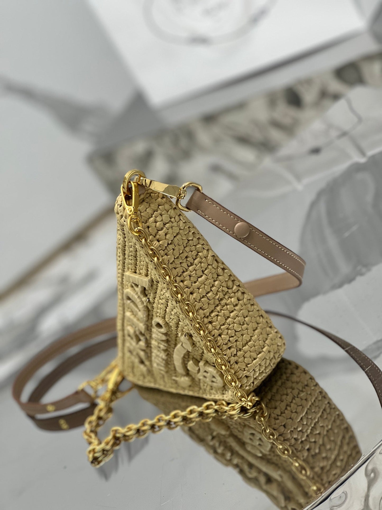 SAC TRIANGLE 26 EN RAPHIA TRESSÉ BEIGE CHAÎNE DORÉ