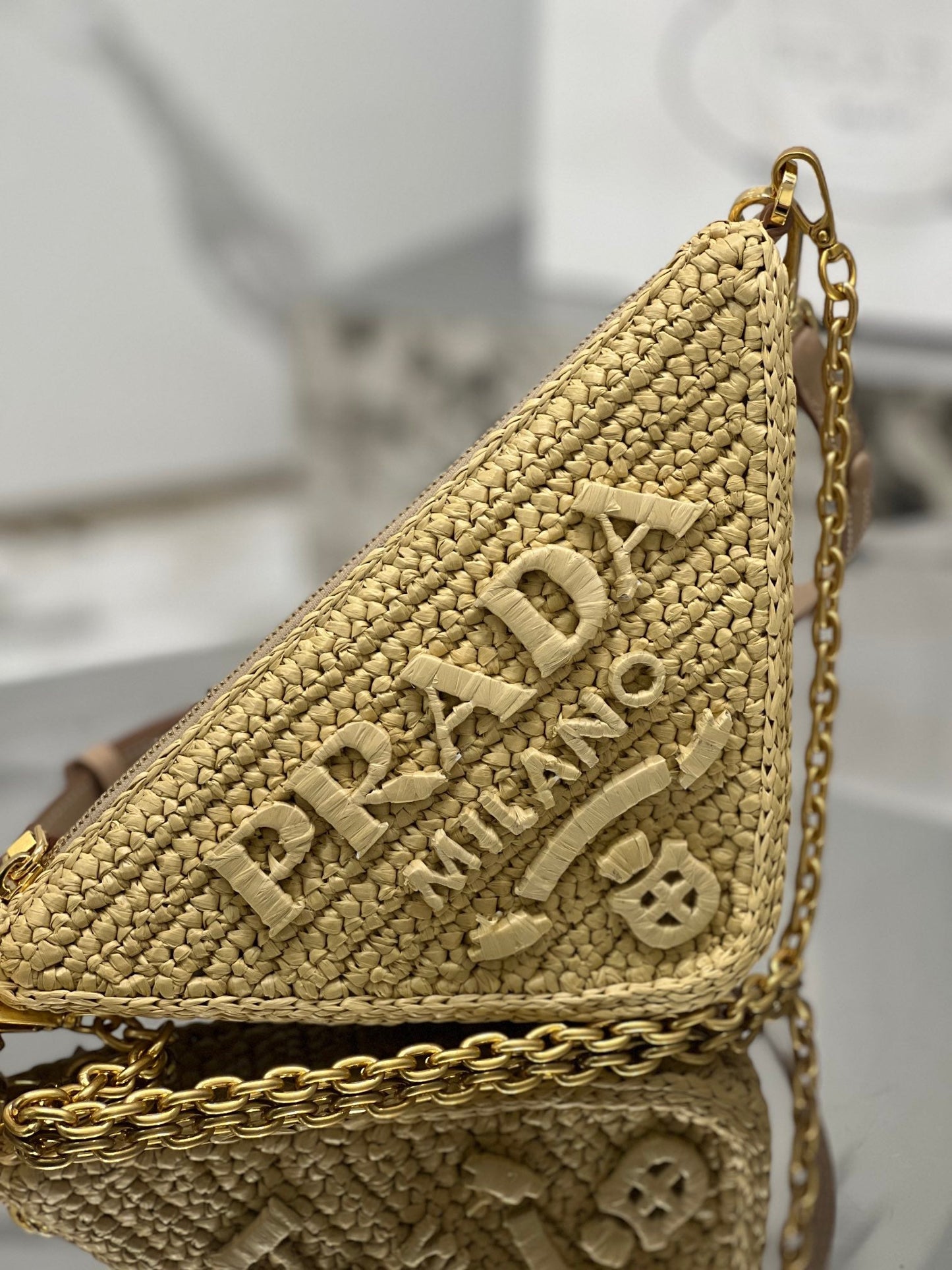 SAC TRIANGLE 26 EN RAPHIA TRESSÉ BEIGE CHAÎNE DORÉ